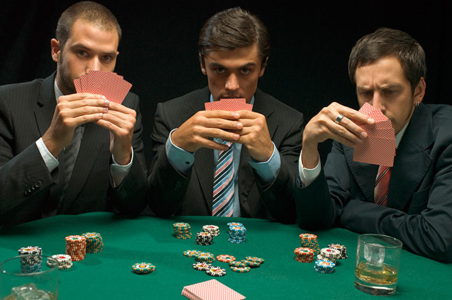 Игра в карты один игрок. Игроки за покерным столом. Игрок в казино. Игрок в Покер. Мужчина за карточным столом.