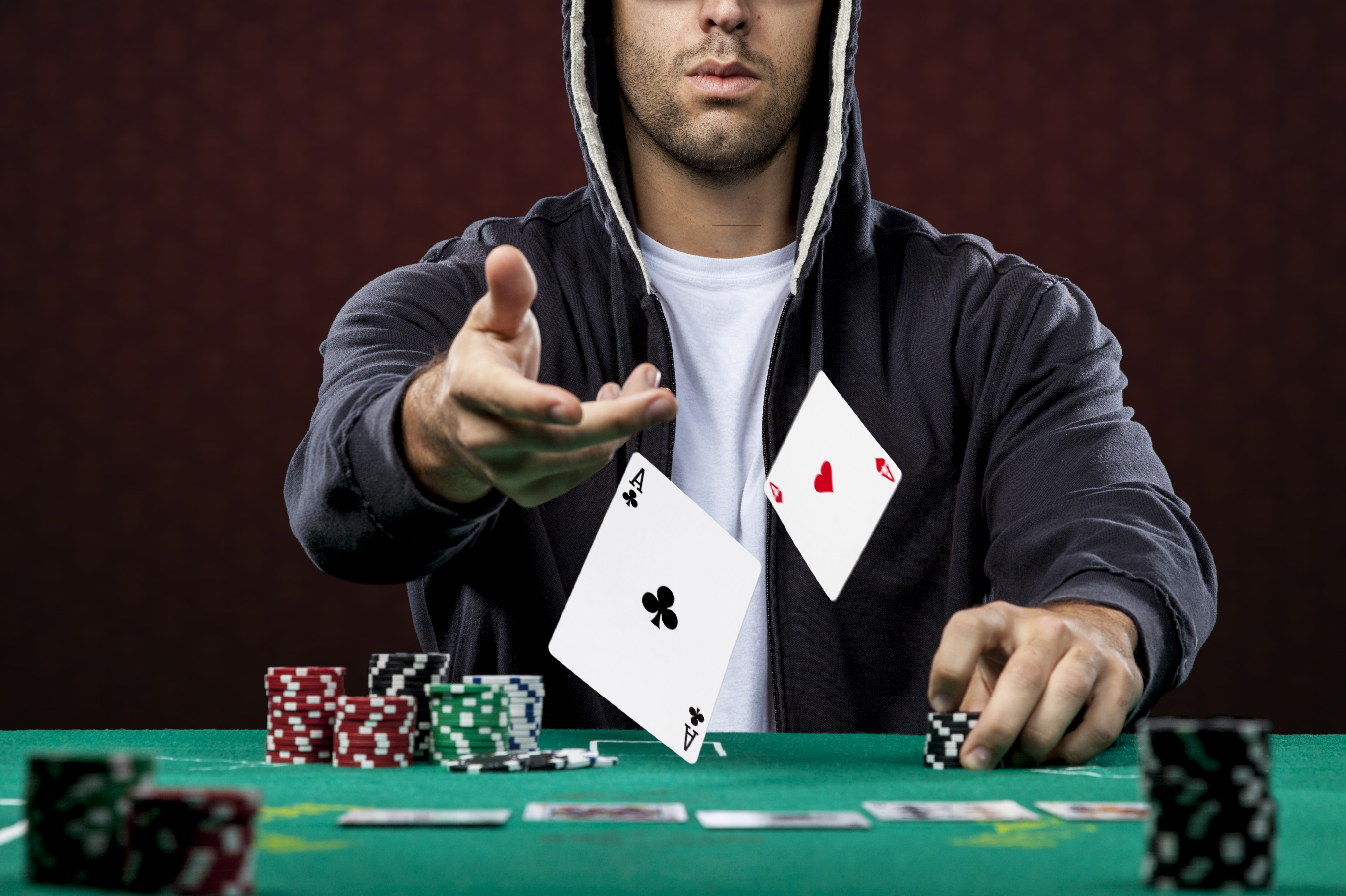 Играть покер без денег. Покерист Кристофер. Покер. Игрок в казино.