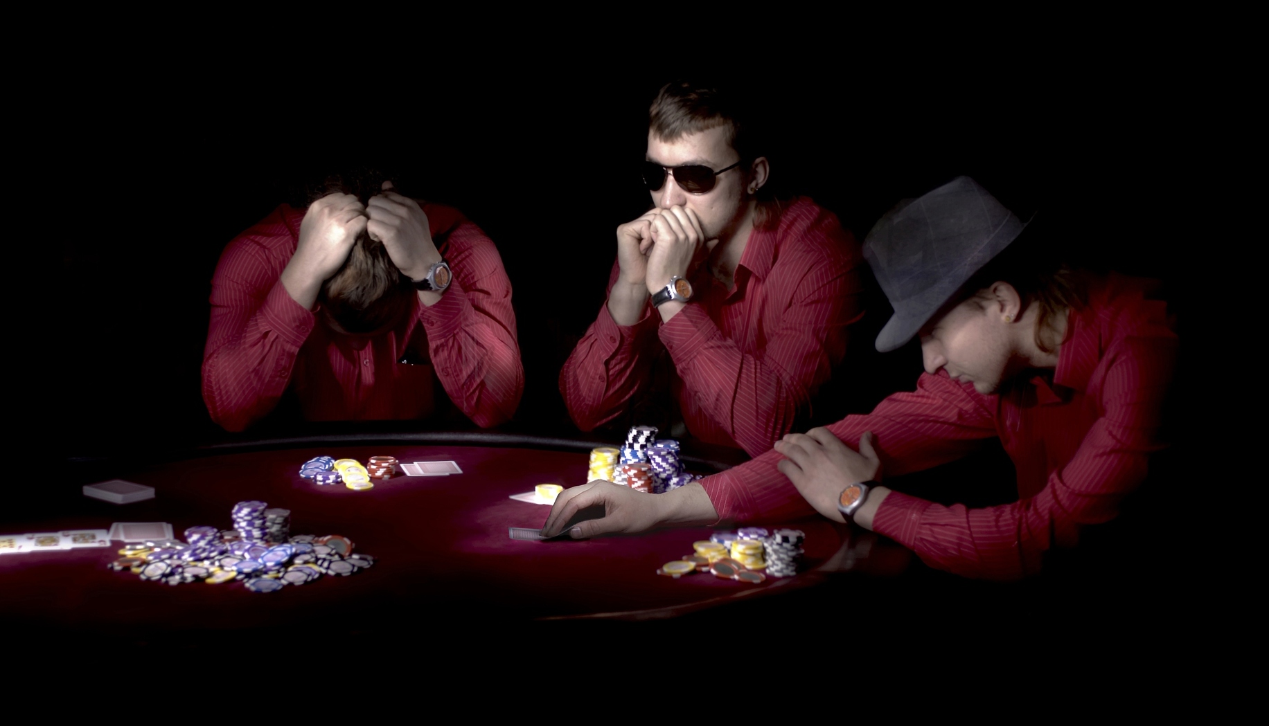 Играет в карты на жену. Покер. Покер за столом. Покер люди за столом. Игрок в Покер.