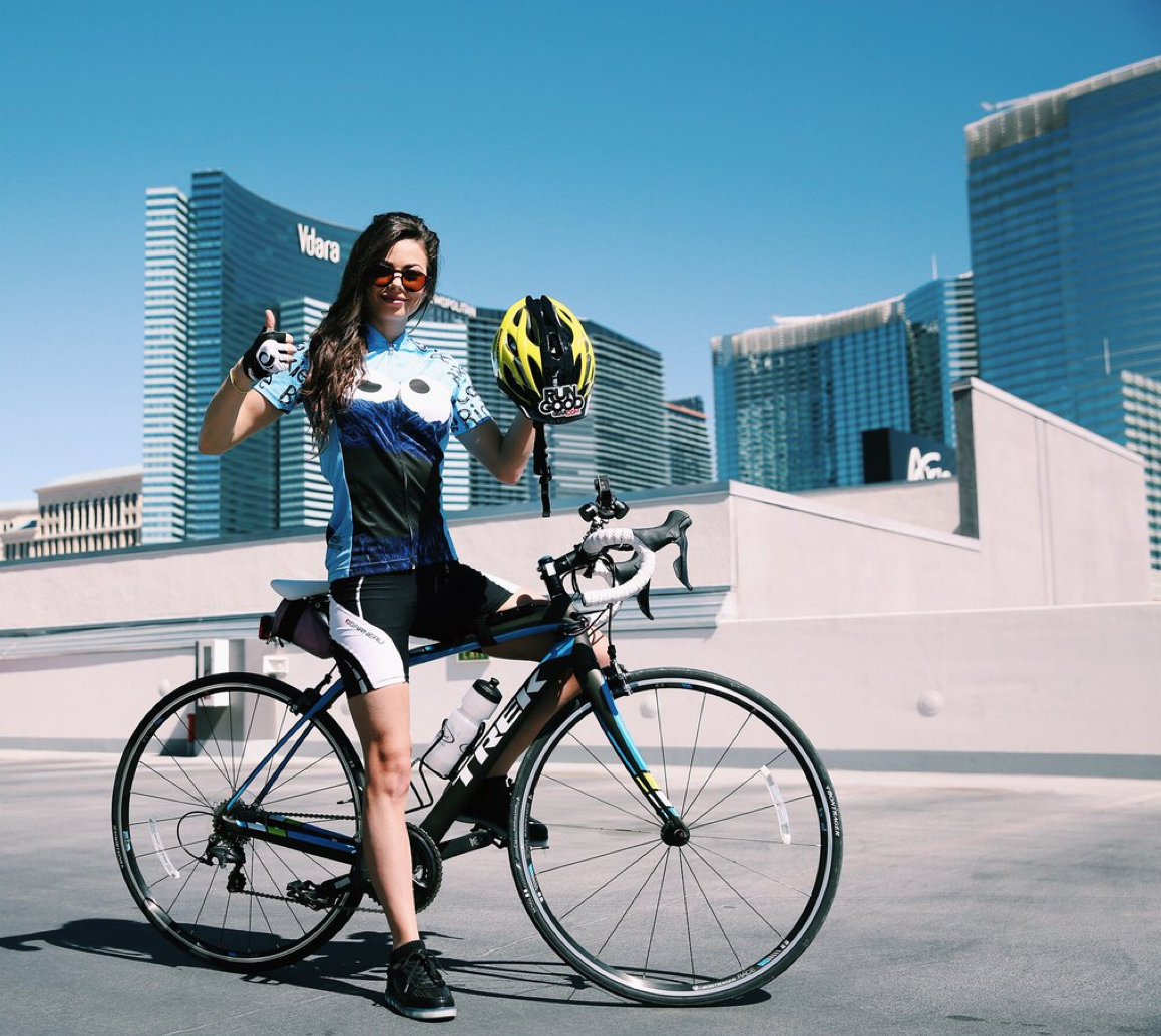 Саманта Абернати Дэн Билзерян пари велосипед Лос-Анджелес.